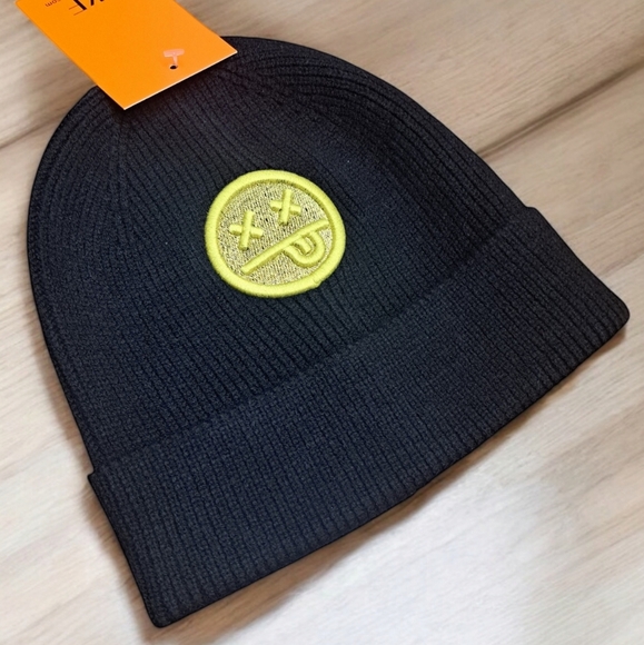 NWT Unisex Beanie Black/Gold One Size Poly Blend Soft Warm Stocking Stuffer - Picture 1 of 10